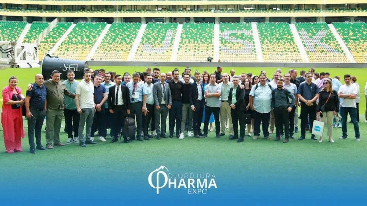 Photo de groupe des participants sur la pelouse du stade